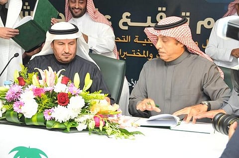 "الربيعة" يوقع 26 عقداً لمشاريع صحية بـ3 مليارات ريال