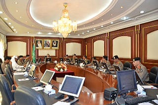 شرطة المدينة تبحث آلية الحملة الأمنية ضد المخالفين بالمنطقة