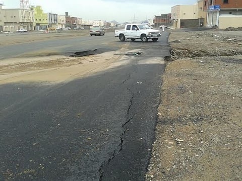 بالصور.. هبوط الأسفلت بطرق "عزيزية المدينة" بسبب الأمطار