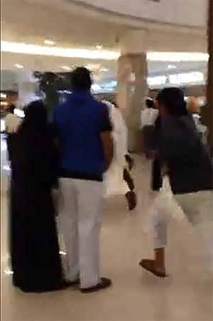 سقوط طفلة من "سلم كهربائي" في أحد أكبر مولات عسير