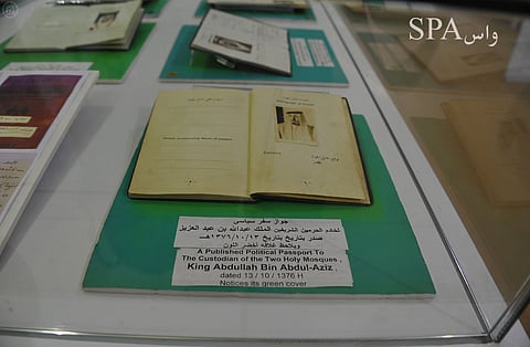 جواز سفر خادم الحرمين محط أنظار زوار الجنادرية