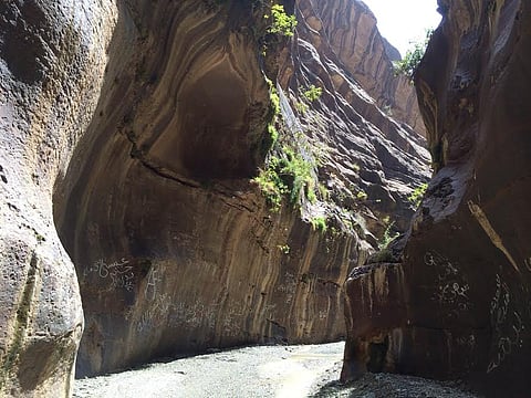 بالصور .. "سبق" ترصد أيدي العبث تشوّه وادي "لجب الريث"