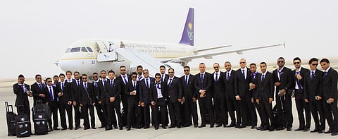 الإيرانيون يستقبلون بعثة "الفتح" بـ"الورود" و"الحلوى"