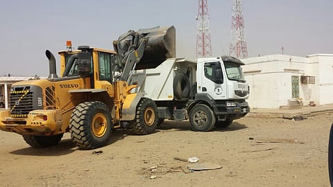 أهالي "يبس القرن" يشكرون "المظيلف" لتوفير آليات لإزالة المخلفات