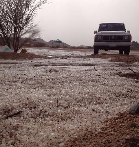 بالصور.. أمطار غزيرة وثلوج وبَرَد على "الحفيرة" في بيشة
