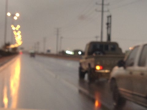 تغبير السيارات بالطين وقت الأمطار.. عبث مراهقين ينتهي بحوادث دامية
