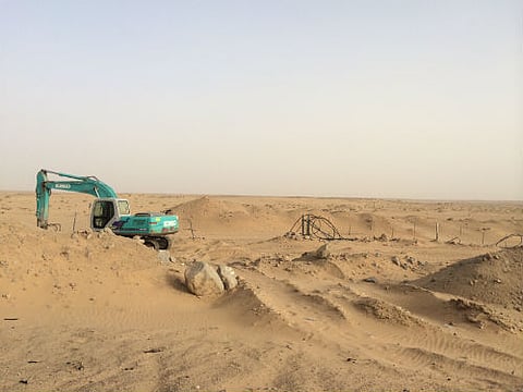 بالصور.. مواطن يغلق فتحات سياج طريق الرياض- الطائف بـ"الحبال"