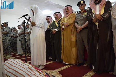 بالصور.. عدسة "سبق" تتابع جنازة شهيد الواجب "خبراني" بمقابر جازان