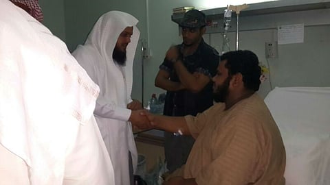 "الشراحيلي" يزور عضو "هيئة صامطة" الذي تعرَّض لحادث دهس