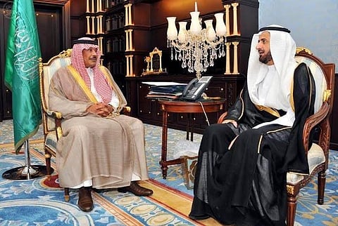 وزير التجارة يضبط سلعاً مخالفة أثناء جولته الميدانية بأسواق الباحة