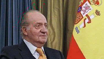 ملك إسبانيا يتخلى عن العرش لنجله