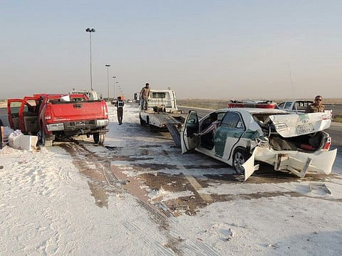 بالصور.. 3 إصابات في حادث ارتطام مع دوريتي مرور على طريق الأحساء