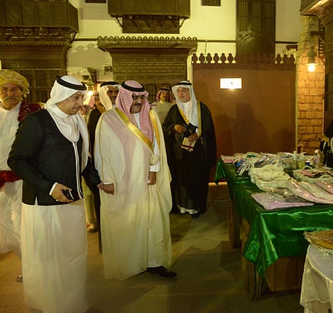 "فهد بن مقرن" يزور مهرجان "رمضان.. تحلى جمعتنا"