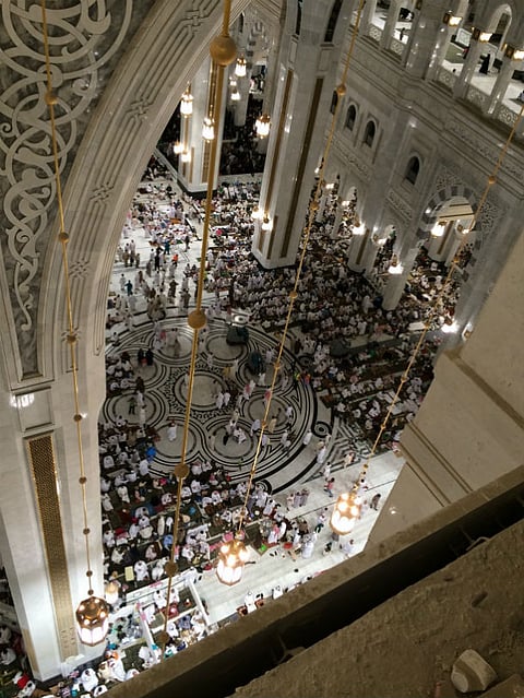 بالصور .. بكاء وخشوع في ليلة الختمة في الحرم المكي