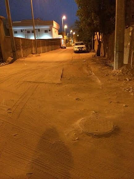 أهالي "قويز الدواسر": شركة الصرف حَفَرَت "الزراعي".. وتَرَكَتْهُ