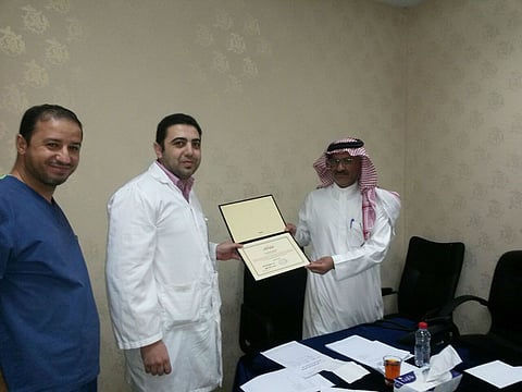 "الكناني" يكرم "أخصائي أطفال" متميزاً بمستشفى المندق العام