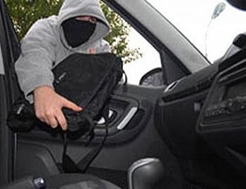 مسلح يسرق صوراً ومقاطع فيديو خاصة لسيدة " سعودية "بالكويت