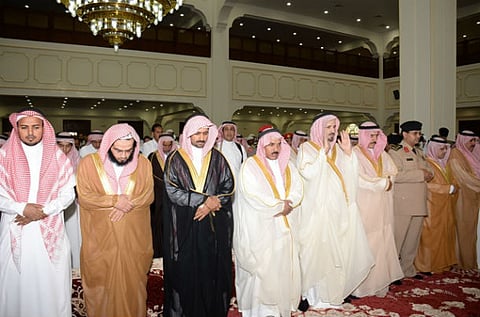 "أمير الجوف" يتقدم المصلين في عيد الأضحى بـ"سكاكا"