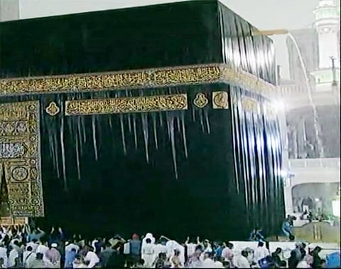 بالصور.. الأمطار تغسل الكعبة المشرفة 