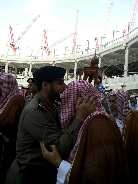 بـ "قبلة" على الجبين .. قائد أمن المسجد الحرام يودّع "السديس"