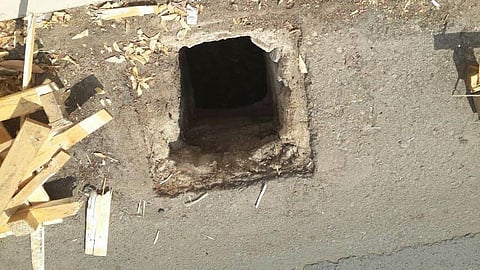 فتحة صرف صحي مفتوحة تتربص بالعابرين بـ"شرفية جدة"‎