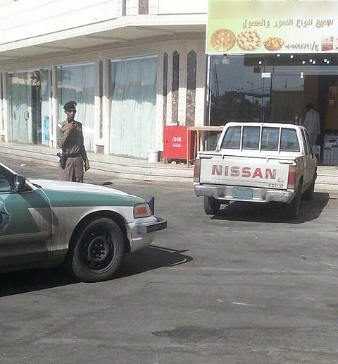 وقوف خاطئ بمحطة وقود يكشف عن سيارة مسروقة ببيشة
