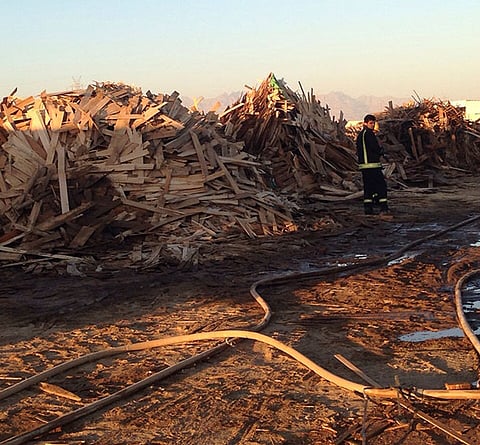 "مدني ينبع" يسيطر على حريق بطريق ينبع النخل