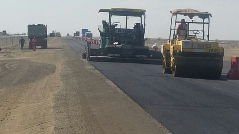 بالصور.. "فريق النقل" يقف على موقع "حادث معلمات المخواة"