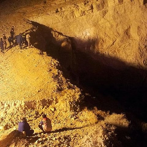 "سبق" تتابع انتشال شاب سقط داخل "عين" في الدلم