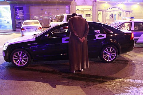 دوريات أمن الرياض تُوقع بأحد الجناة يقود سيارة "كابرس" مسروقة