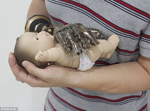 ابتكار "جلد ذكي" يوفر حاسة اللمس للأطراف الصناعية