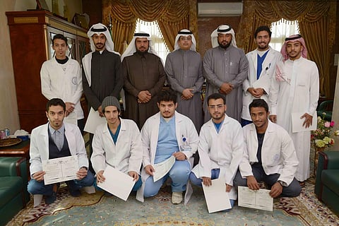 وكيل جامعة الباحة يكرم الطلاب المتطوعين في الخدمة الطبية