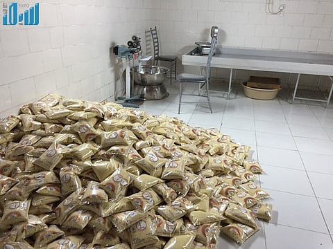 بالصور.. إتلاف ٣٦٦٠ كيس بهارات و ١٣٥٧٩ عبوة مجهولة بمكة