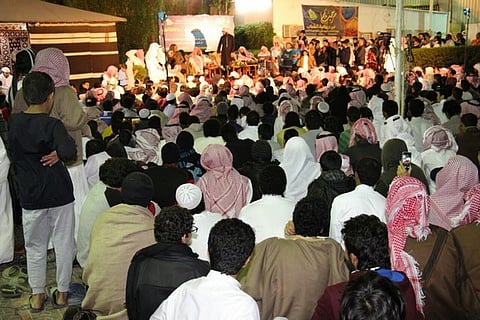 "ديوانية الشباب" بالطائف توزع كسوة الشتاء على عمال النظافة