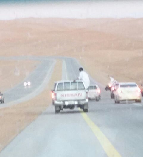 بالصور والفيديو.. شباب التَّفْحيط يعطِّلون طريق المسافرين بالقصيم