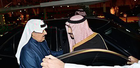 بالصور.. ولي العهد والأمير مقرن والأمراء والعلماء والمشايخ يطمئنون على المليك