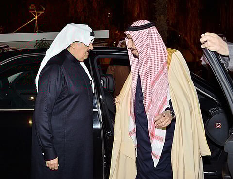 بالصور.. ولي العهد وعددٌ من الأمراء يطمئنون على صحة خادم الحرمين 