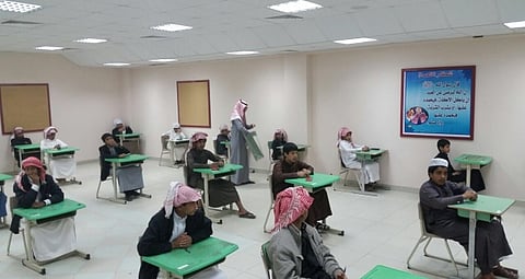معلم في ظهران الجنوب يقابل طلابه بالهدايا قبيل الامتحان 