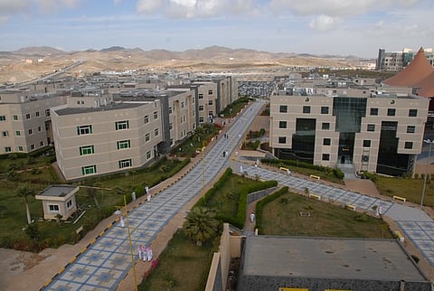 طالبة ماجستير تبحث بالأرقام السحرية و"المجاميع النانونية الذرية"