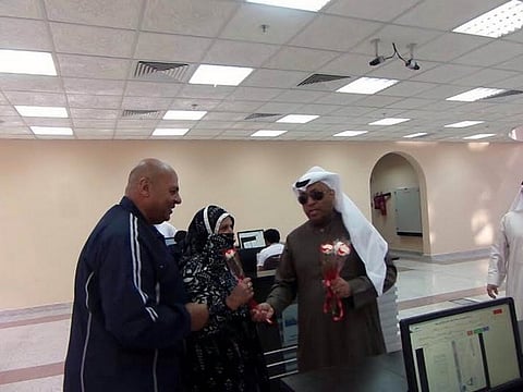 "حج ينبع" تستقبل أول فوج من معتمري الميناء التجاري بالورود