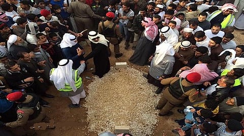 "ديلي تليجراف": تحت هذا القبر البسيط يرقد أقوى رجال العالم