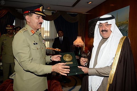 شاهد.. متعب بن عبد الله يستقبل وفداً عسكرياً باكستانياً 