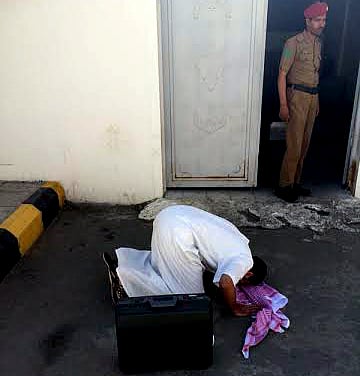 شاهد.. سجين بالطائف يسجد شكراً لله بعد شموله بالعفو الملكي