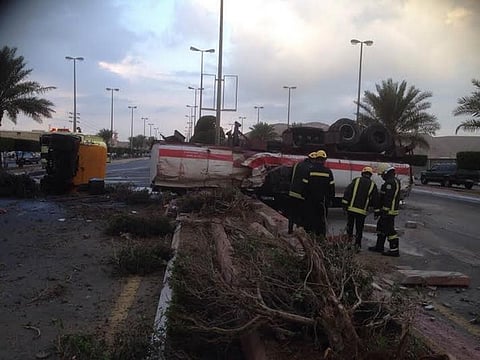 شاهد .. انقلاب ناقلة ديزل على "طريق المليون شاحنة" بتبوك