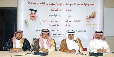  مُقربون من الملك سلمان يتحدثون في منتدى "الإدارة والأعمال" عن شخصيته وحكمته