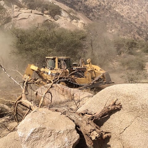 بالصور.. المعدات تفتح وتوسع "شدا الأعلى" بالمخواة تمهيدًا لسفلتته