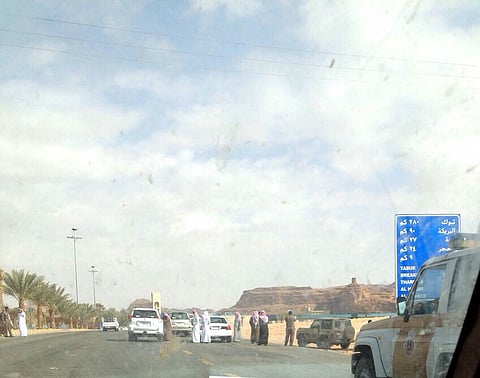 مصرع سائق مركبة إثر سقوط صخرة عليها في العلا