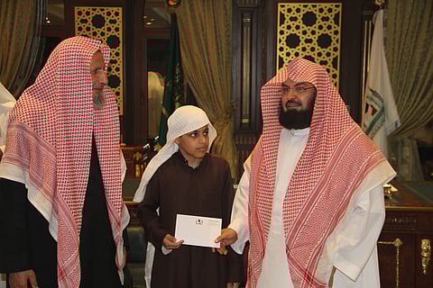 الشيخ "السديس" يكرّم أصغر المتابعين لدروسه بالمسجد النبوي