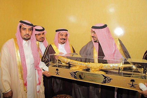 أمير القصيم يزور الشيخ "ابن بتلاء" في دخنة
