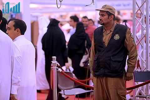رجال الأمن.. جهود جبارة للمحافظة على زوار "معرض الكتاب بالرياض"